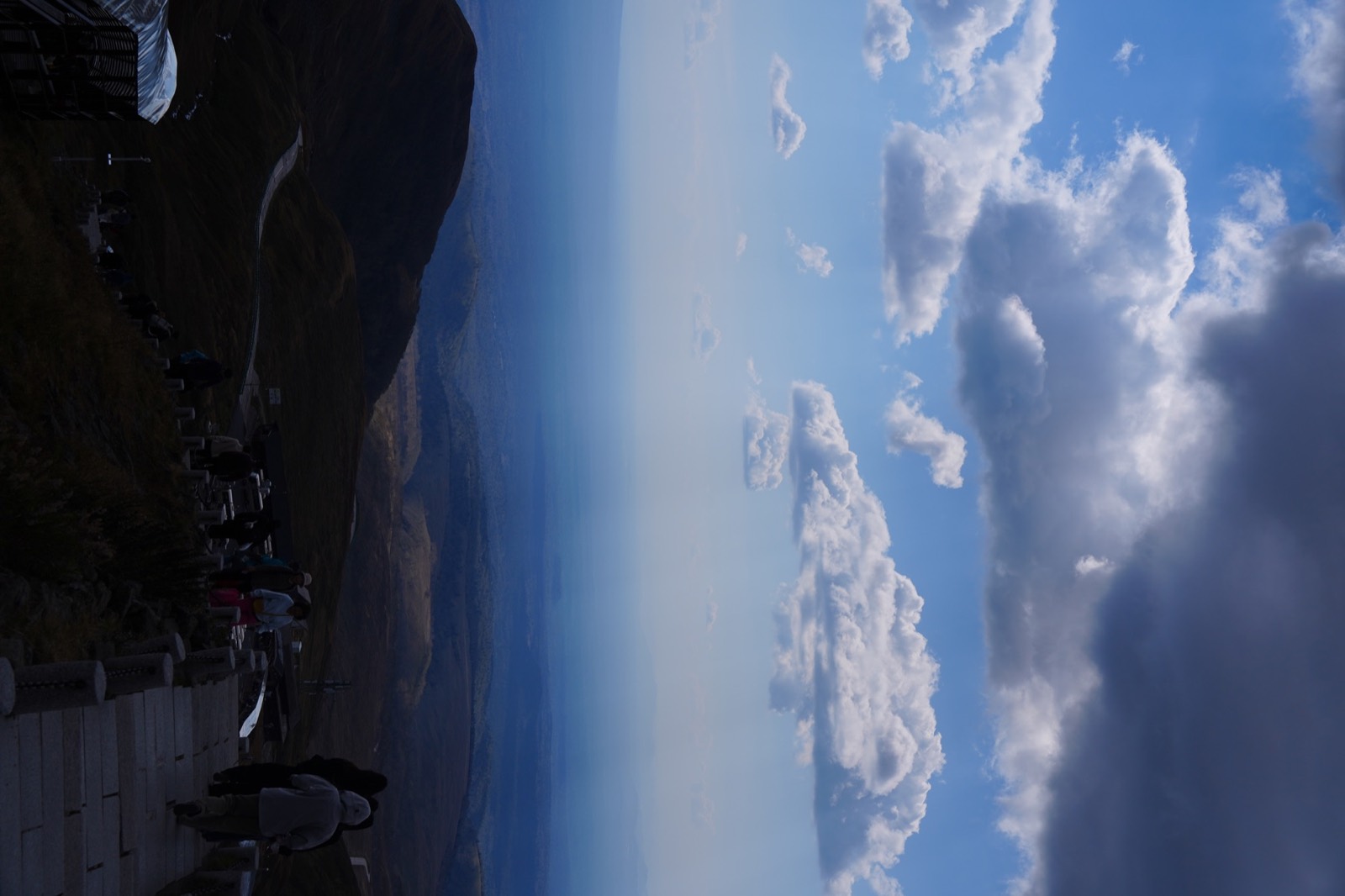 长白山西坡的天空与山径